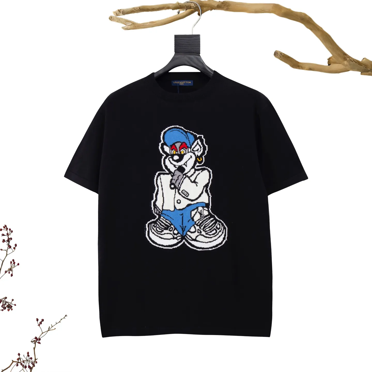 🅿️210. LV rap cartoon character jacquard round neck knitted short sleeves. Pure cotton custom-dyed yarn, wool hanging jacquard technology, double-sided jacquard back label, detail restoration processing, no crease defects, full set of accessories. #The whole pattern is made of eight-color custom-dyed yarn. It is made of 12s fine knitted pieces and jacquard machines imported from Germany. Jacquard pattern weaving threads are used to dye the original clothes in matching colors and are environmentally friendly and fixed. Customized cotton yarns are introduced. Jacquard fabrics require fine yarn counts and extremely high requirements for raw cotton. #T-shirt depicts cartoon images using intarsia technology. The pattern adopts wool jacquard technology and is made by scanning logarithmic flowers from the original. The multi-yarn jacquard uses imported high-quality cotton yarn fabrics with warp and weft threads interlaced to form a jacquard pattern structure. When fabrics are weaved, patterns are formed by changing the warp and weft structure, and the patterns are exquisite and delicate; because inferior cotton yarn cannot weave into shaped patterns, the requirements for raw cotton are extremely high.  #The back panel has the LV single-sided jacquard logo. "Most of the wrong versions of jacquard or no jacquard letters on the market are different from the original version." The back panel is equipped with the brand's signature letter logo according to the original design. The restored design is designed based on the original grid. The knitting grid, high and low positions, and spacing space of each letter are designed on the same horizontal line, and the presentation effect is excellent.  #Special washing process creates an original texture. Ultra-fine woven threads are made of environmentally friendly fibers, combined with a special soft washing process. The body fabric has a soft touch and softly stretched environmentally friendly microfiber to create the bottom layer; it is not easily deformed when stretched. The texture is fine and smooth, the gloss is good, and it is extremely breathable. Has a soft touch feel.  #patch development version fabric piece, casual round neck knitted short-sleeved version; the short sleeves are closed to show the shoulders and upper body, and have a straighter visual effect. Gather the back using a hidden line technique; iron the flat back piece into a three-dimensional piece according to the body shape, and seal the upper end of the back pant. Original three-standard accessories size.XS.S.M.L